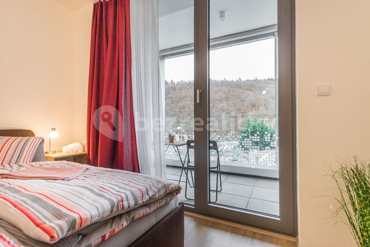 Pronájem bytu  35 m², Hlaváčkova, Praha, Praha