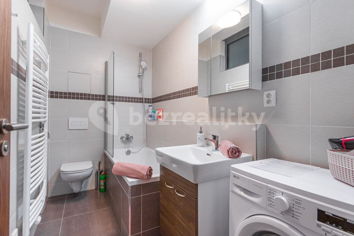 Pronájem bytu  35 m², Hlaváčkova, Praha, Praha