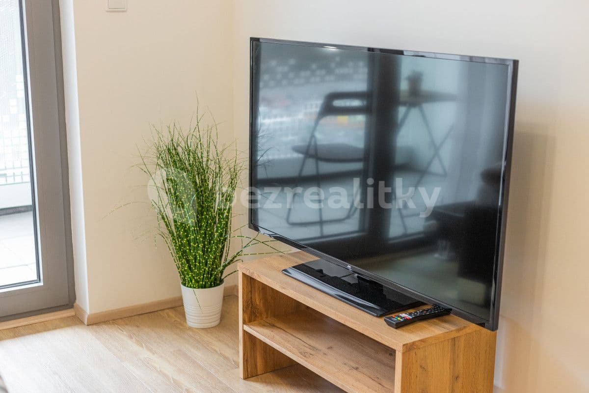 Pronájem bytu  35 m², Hlaváčkova, Praha, Praha