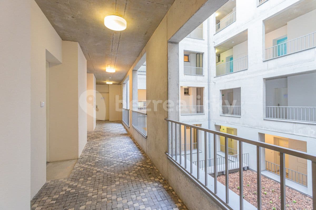 Pronájem bytu  35 m², Hlaváčkova, Praha, Praha