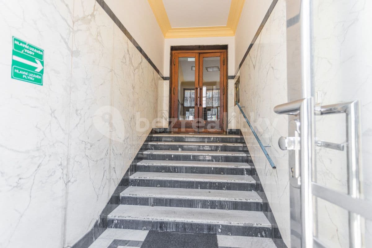 Pronájem bytu  25 m², Stroupežnického, Praha, Praha