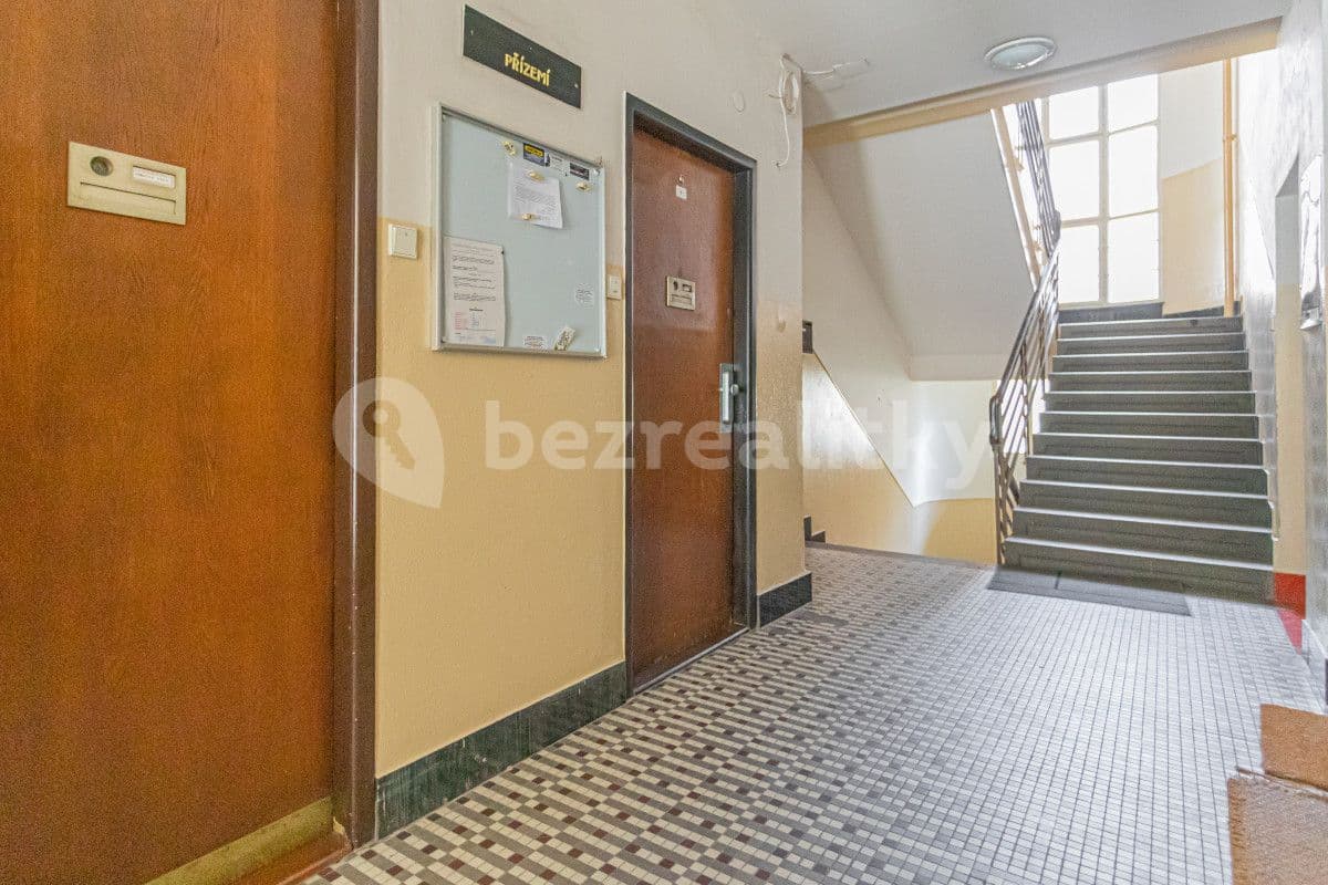 Pronájem bytu  25 m², Stroupežnického, Praha, Praha