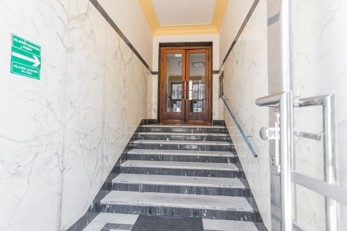 Pronájem bytu  25 m², Stroupežnického, Praha, Praha