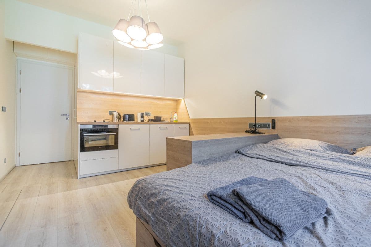 Pronájem bytu  25 m², Stroupežnického, Praha, Praha