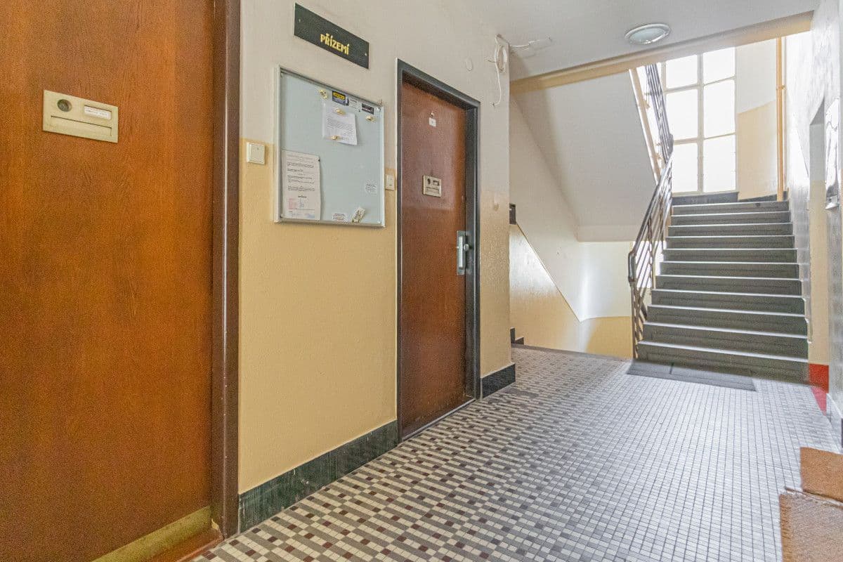 Pronájem bytu  25 m², Stroupežnického, Praha, Praha