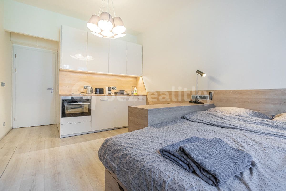 Pronájem bytu  25 m², Stroupežnického, Praha, Praha