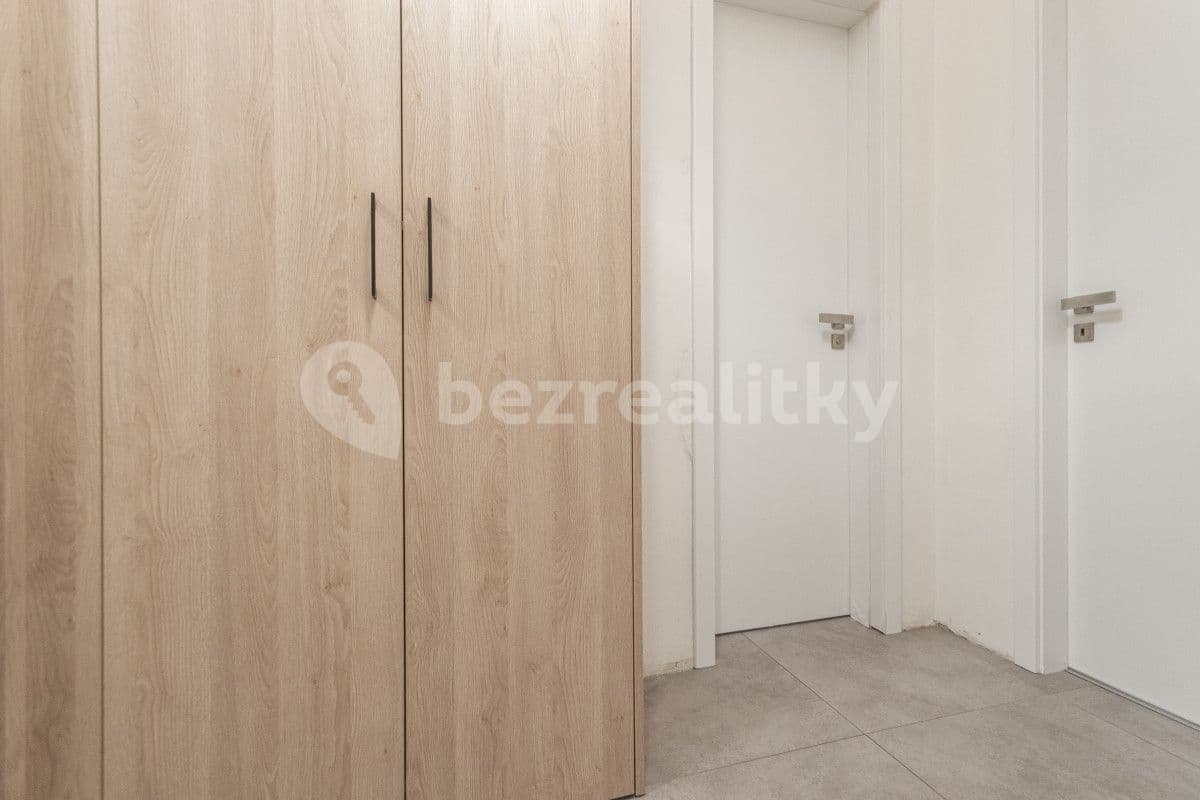 Pronájem bytu  25 m², Stroupežnického, Praha, Praha