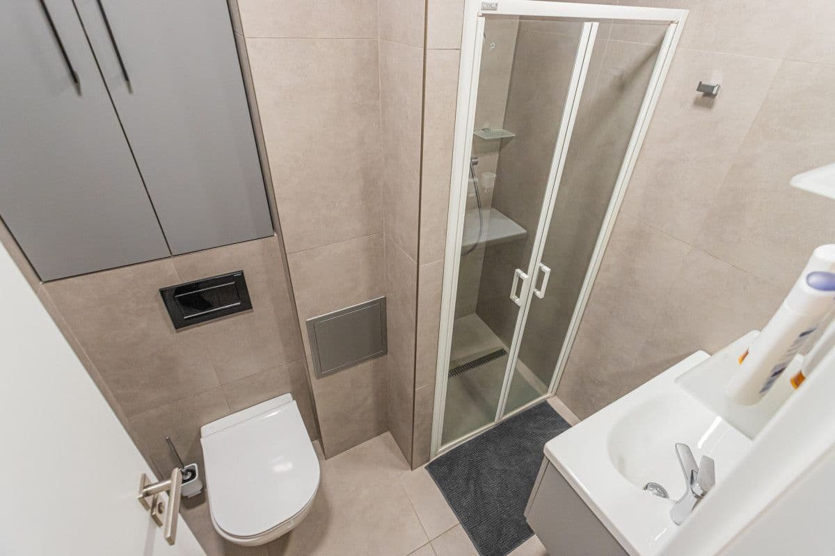 Pronájem bytu  25 m², Stroupežnického, Praha, Praha