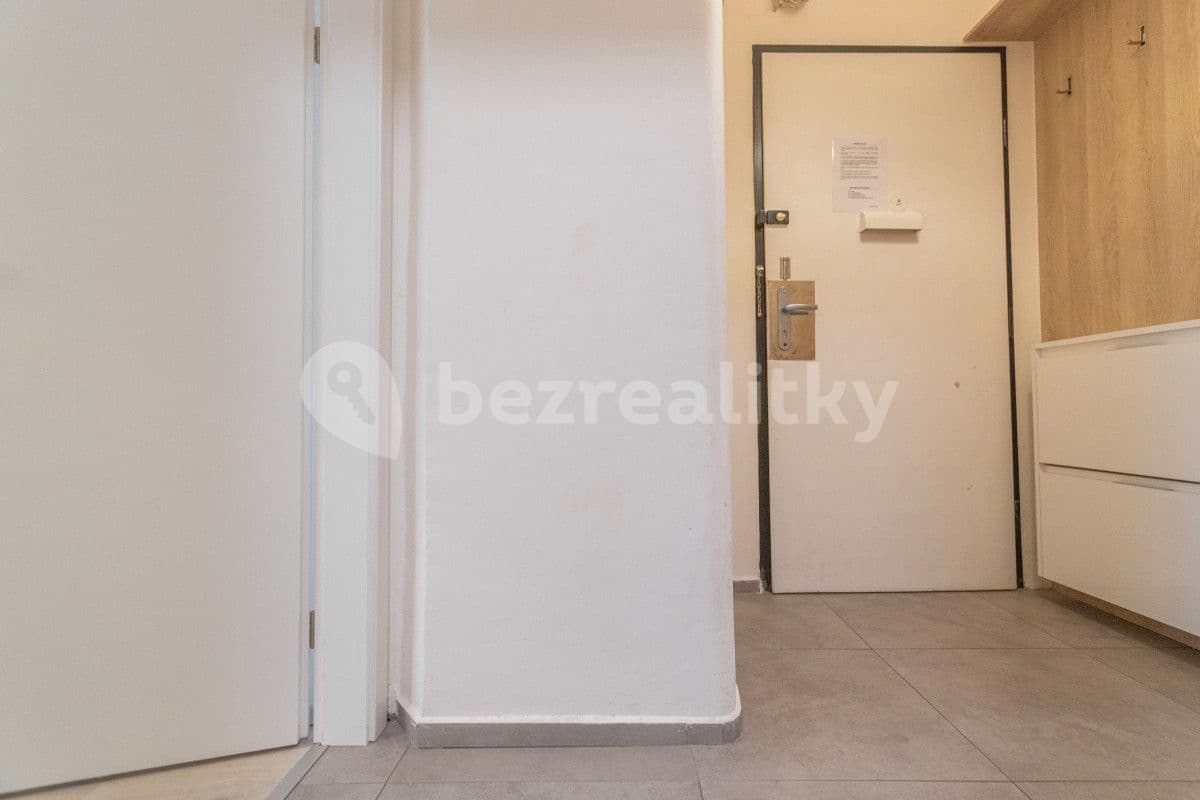 Pronájem bytu  25 m², Stroupežnického, Praha, Praha