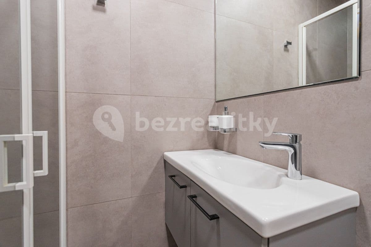 Pronájem bytu  25 m², Stroupežnického, Praha, Praha