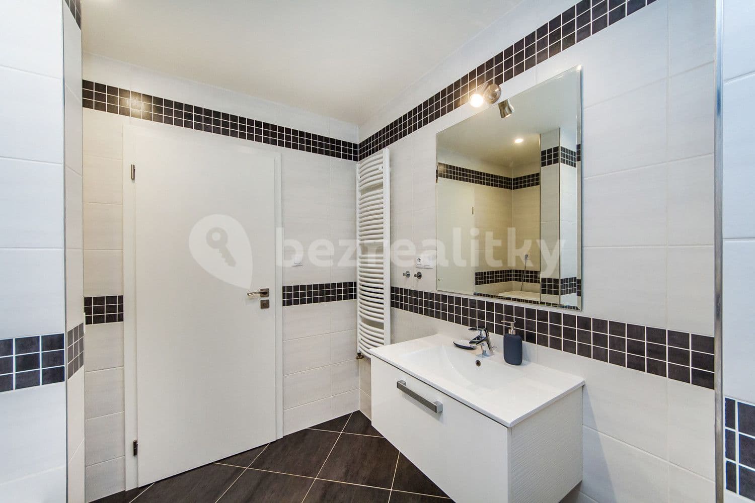 Pronájem bytu  65 m², Švehlova, Praha, Praha
