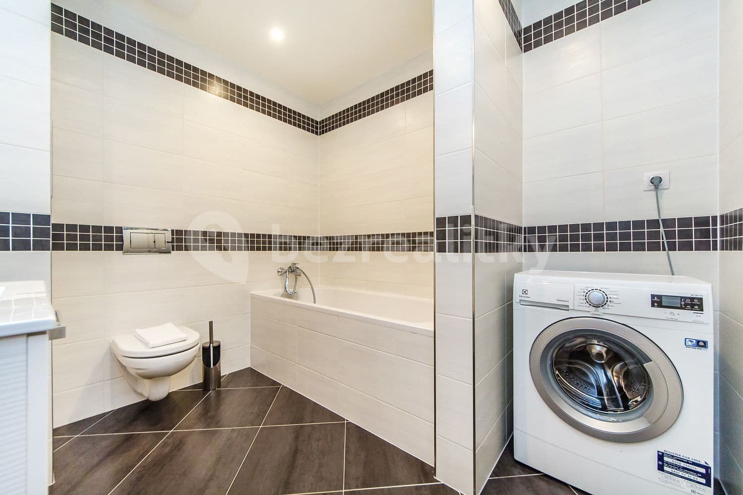 Pronájem bytu  65 m², Švehlova, Praha, Praha