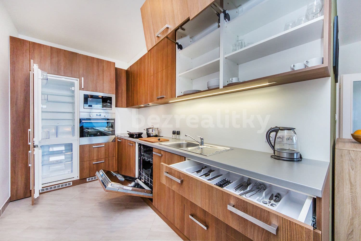 Pronájem bytu  65 m², Švehlova, Praha, Praha