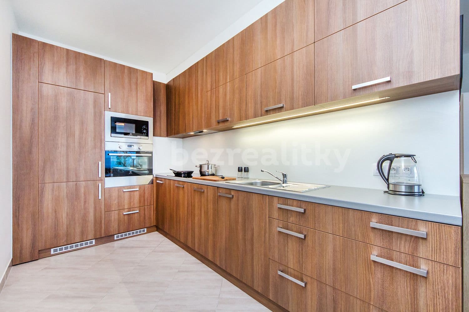 Pronájem bytu  65 m², Švehlova, Praha, Praha