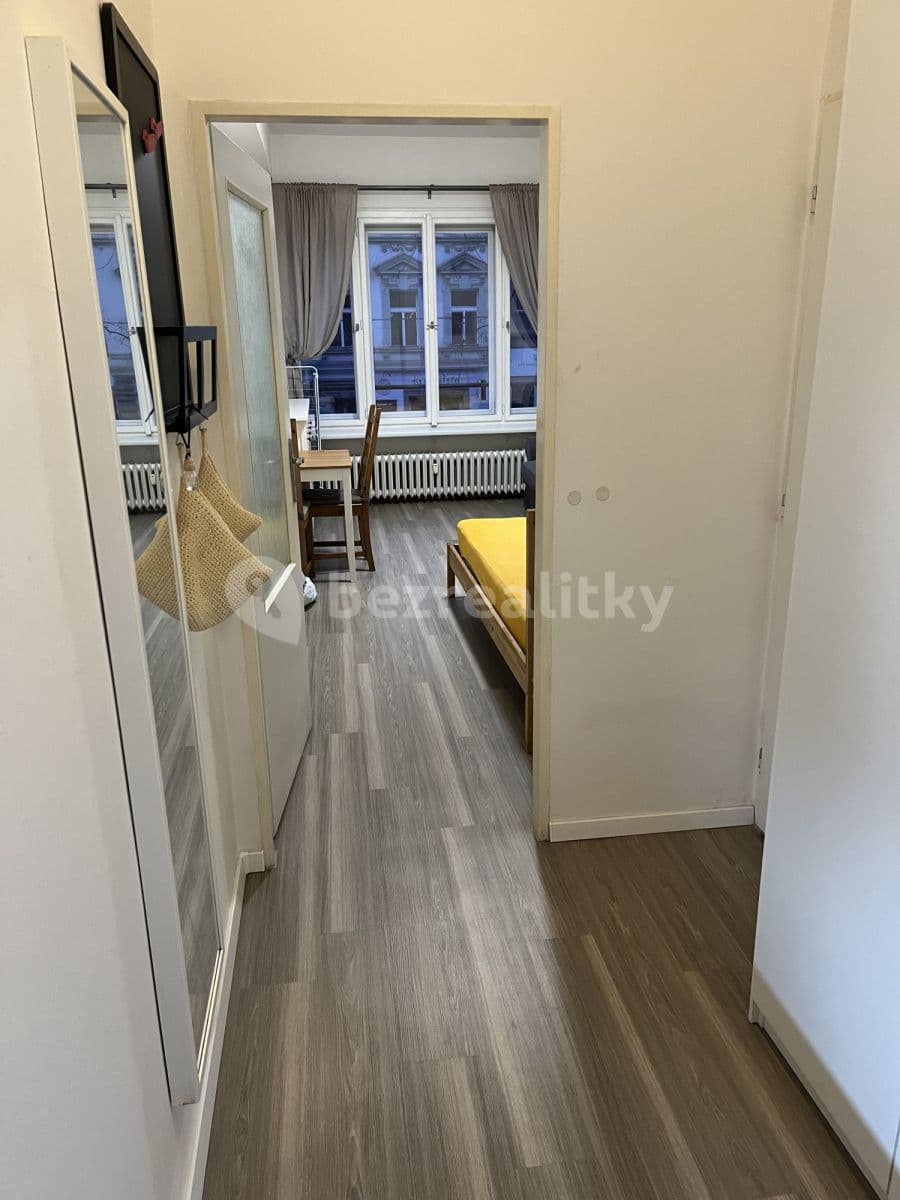 Pronájem bytu  33 m², Sokolovská, Praha, Praha