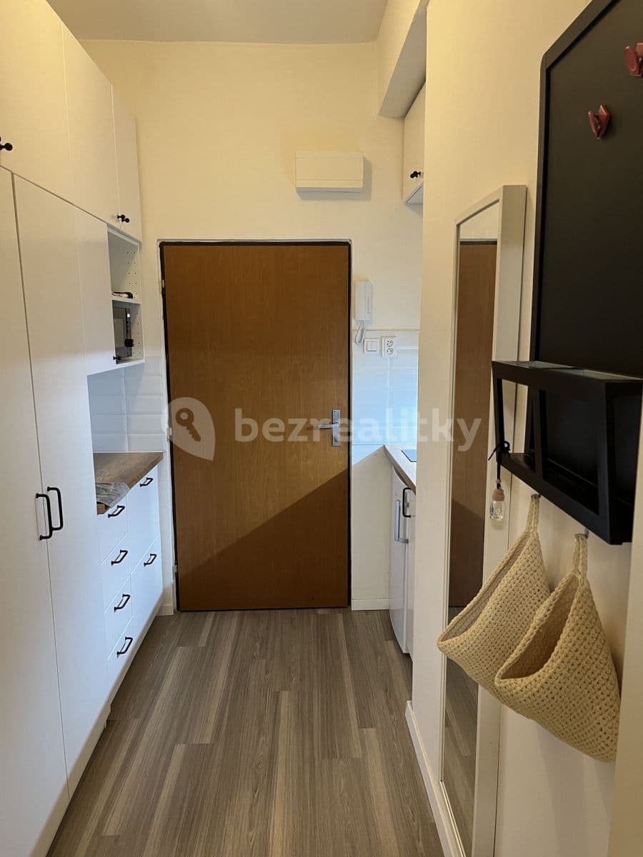 Pronájem bytu  33 m², Sokolovská, Praha, Praha