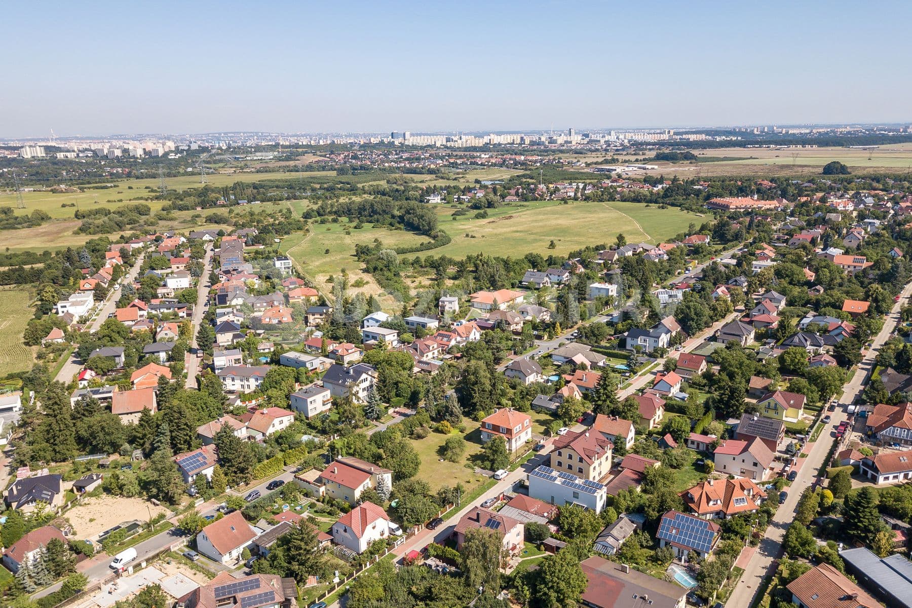 Prodej pozemku 1.000 m², Lipenská, Praha, Praha