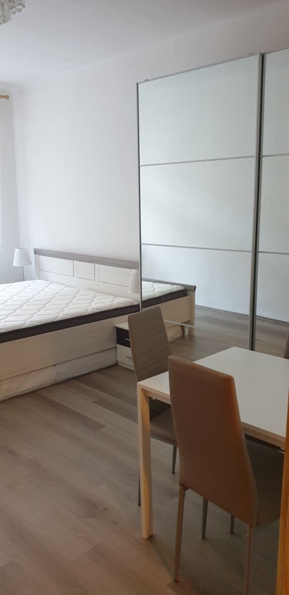 Pronájem bytu  56 m², Vltavská, Praha, Praha