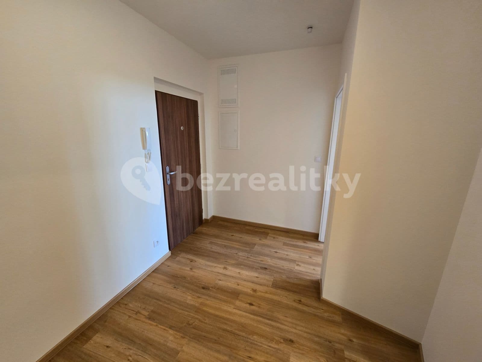 Pronájem bytu 1+kk 38 m², Dobrovolného, Praha, Praha
