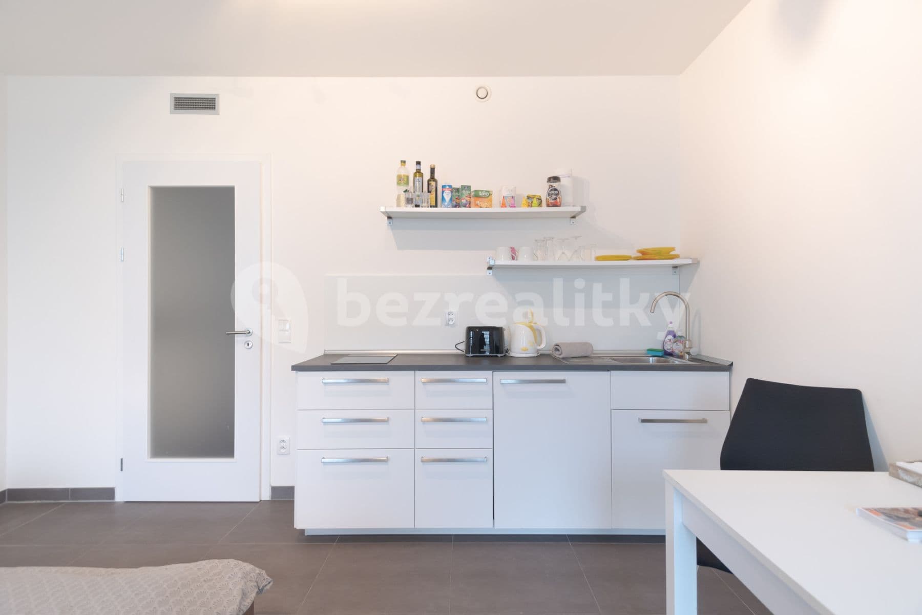 Pronájem bytu  35 m², Koněvova, Praha, Praha