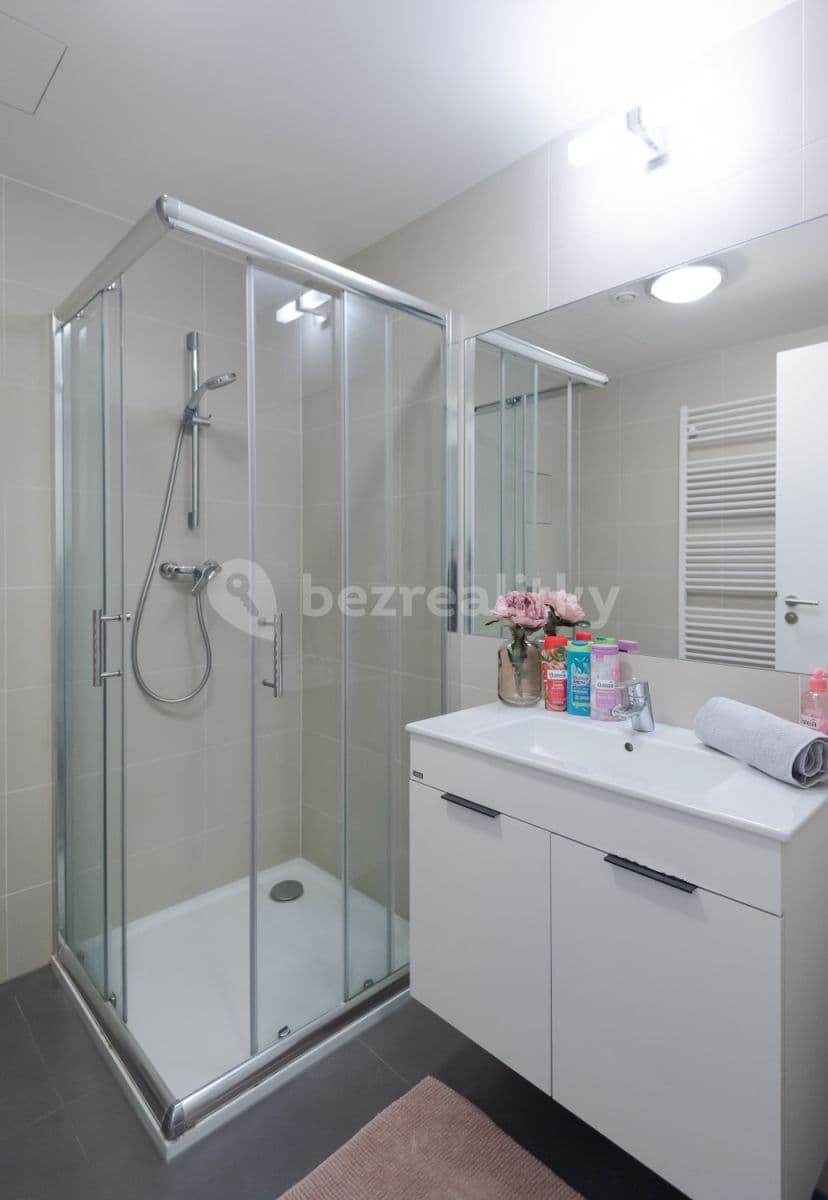 Pronájem bytu  35 m², Koněvova, Praha, Praha