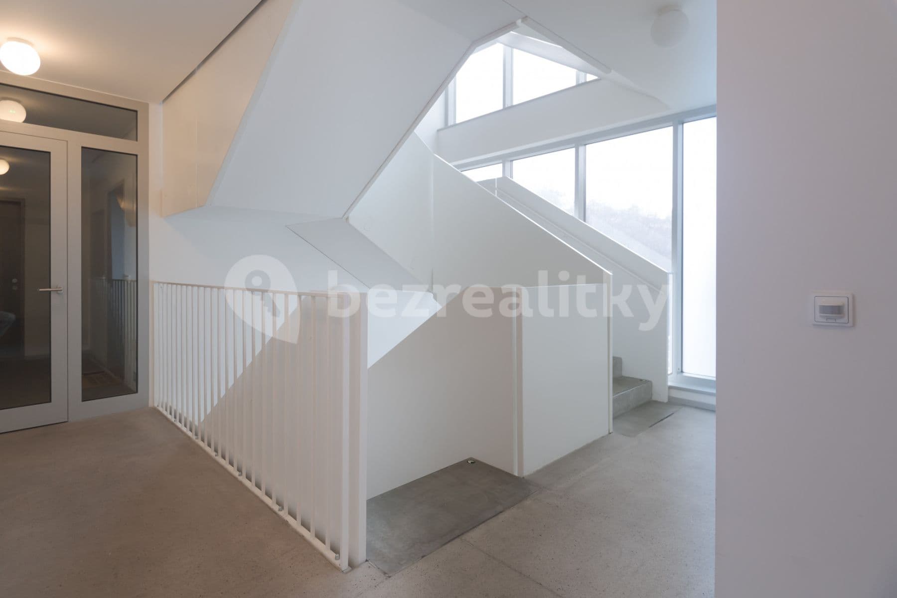 Pronájem bytu  35 m², Koněvova, Praha, Praha