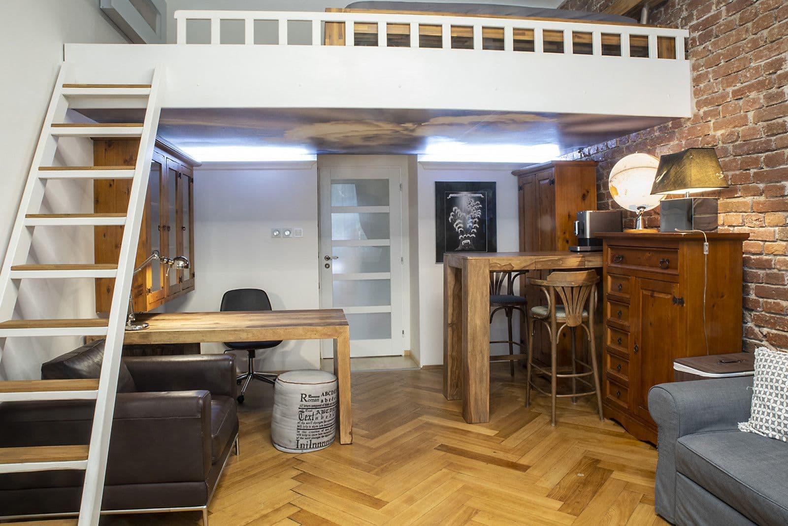 Pronájem bytu  33 m², Pernerova, Praha, Praha