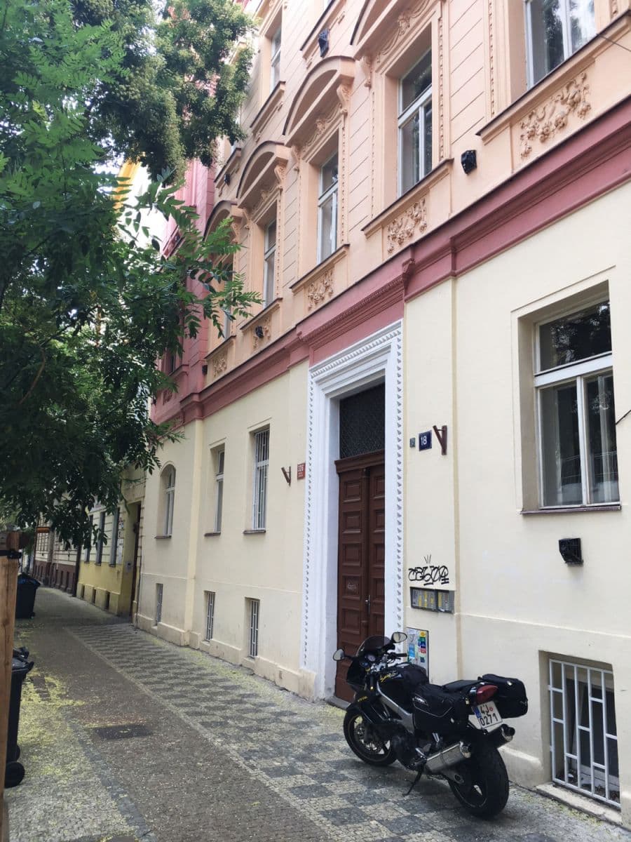 Pronájem bytu  33 m², Pernerova, Praha, Praha