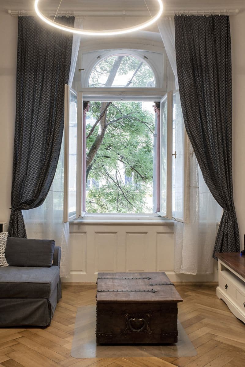 Pronájem bytu  33 m², Pernerova, Praha, Praha