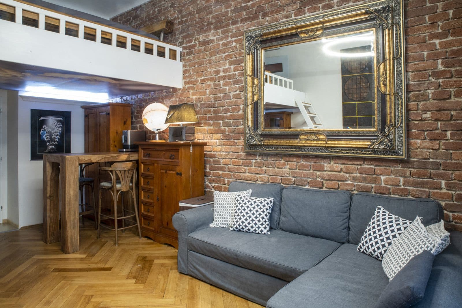 Pronájem bytu  33 m², Pernerova, Praha, Praha