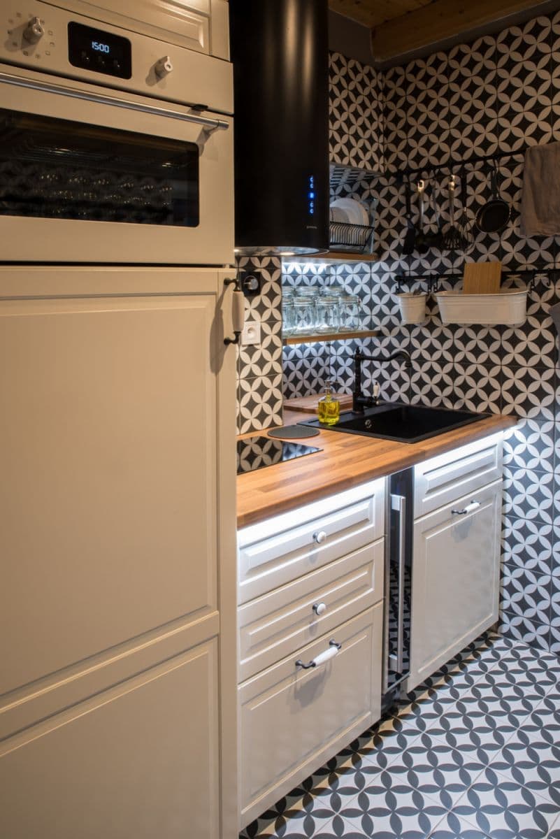 Pronájem bytu  33 m², Pernerova, Praha, Praha