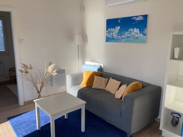 Pronájem bytu  48 m², V Cestách, Šestajovice, Středočeský kraj