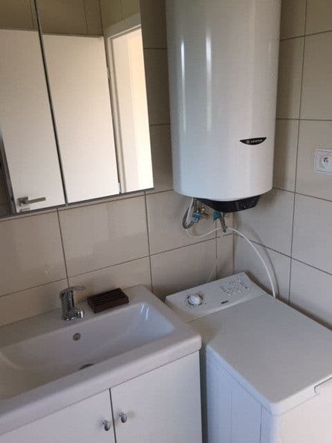 Pronájem bytu  48 m², V Cestách, Šestajovice, Středočeský kraj