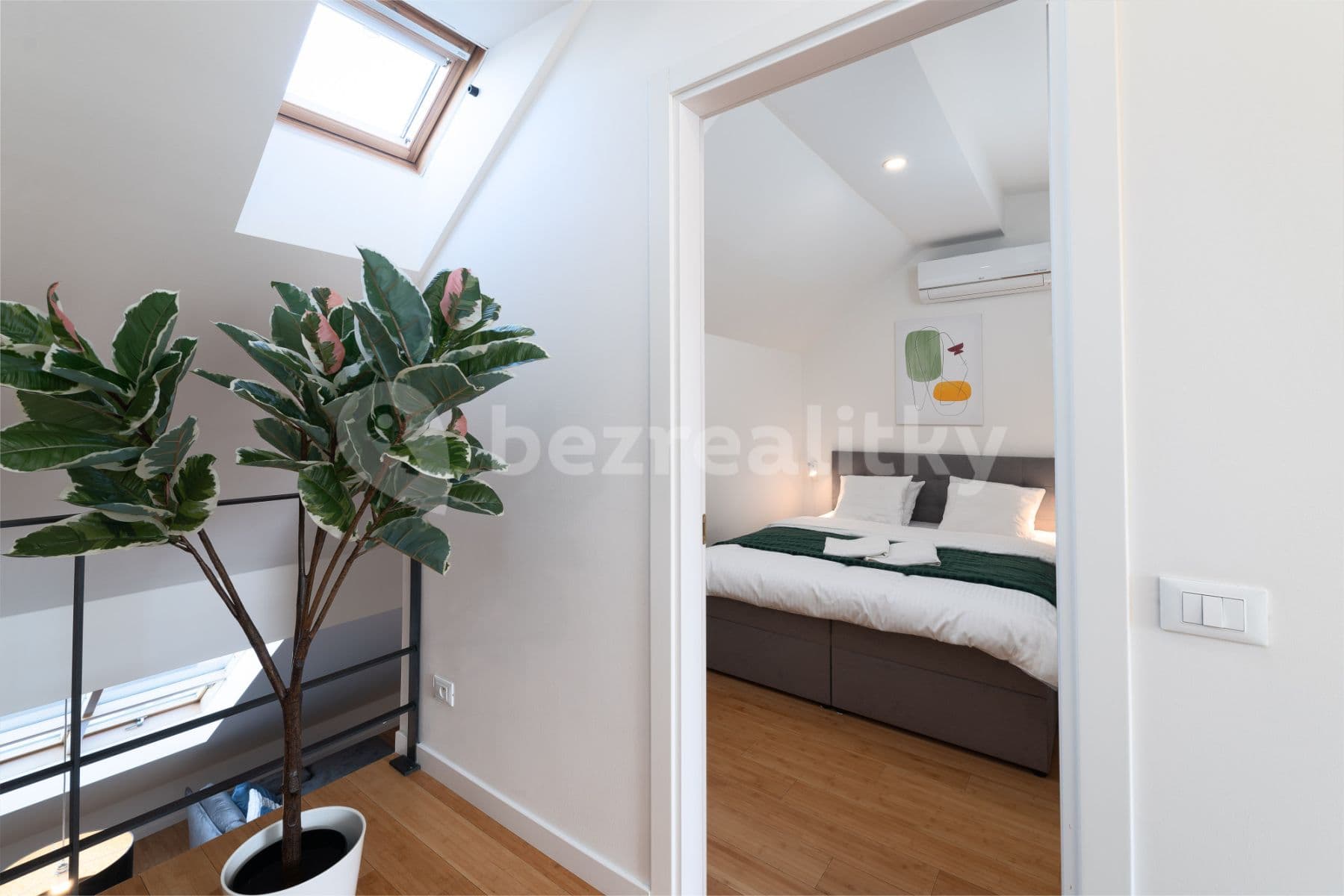 Pronájem bytu  110 m², Záhořanského, Praha, Praha