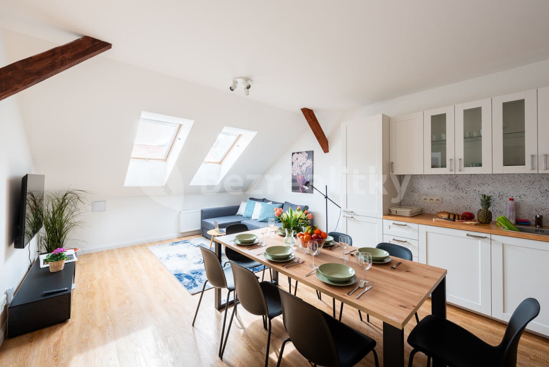 Pronájem bytu  75 m², Plzeňská, Praha, Praha