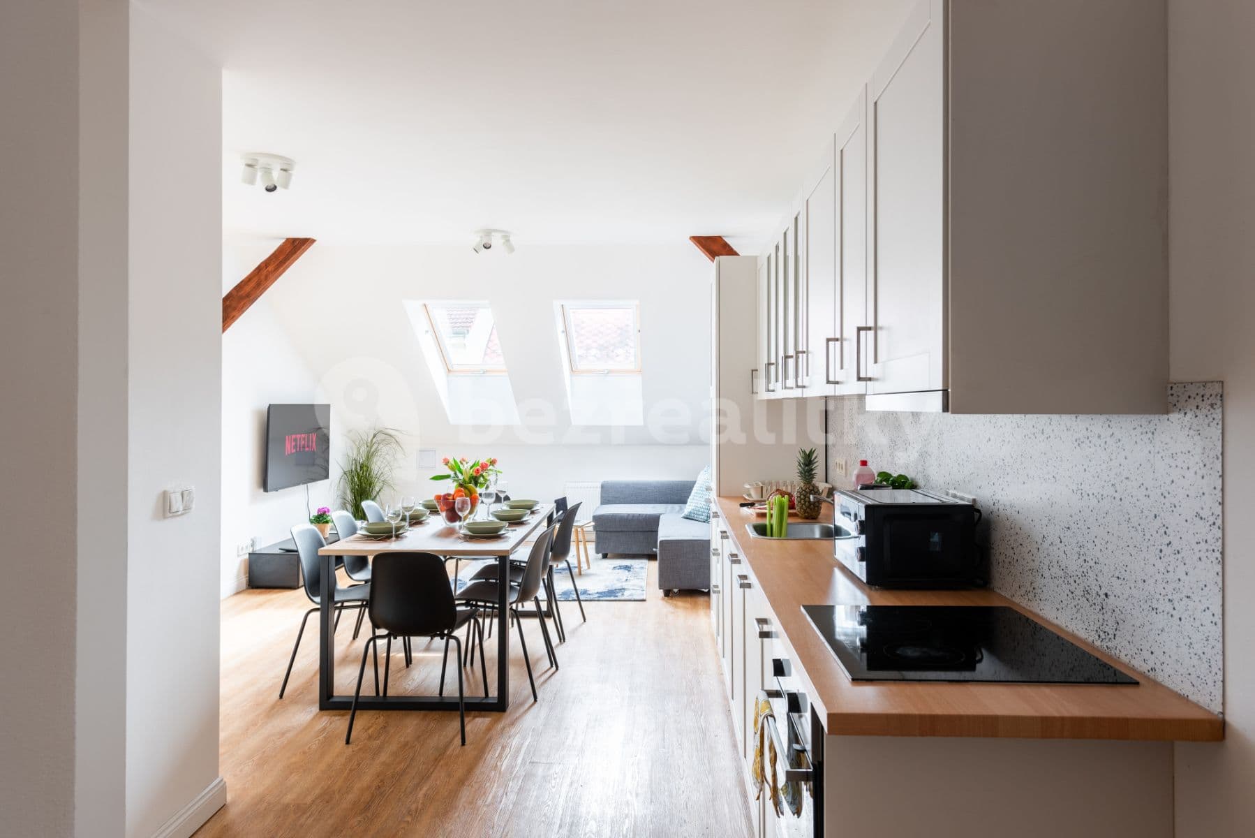 Pronájem bytu  75 m², Plzeňská, Praha, Praha