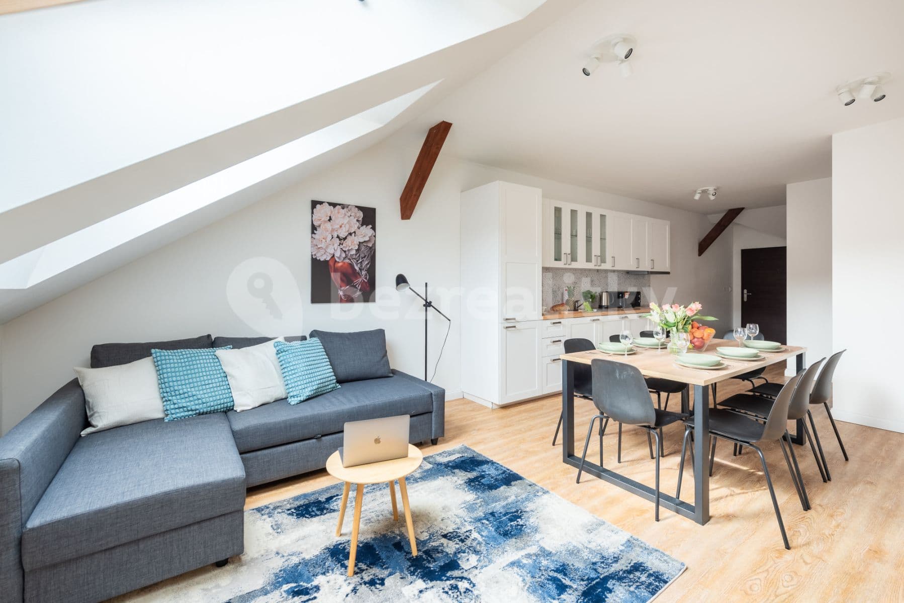 Pronájem bytu  75 m², Plzeňská, Praha, Praha