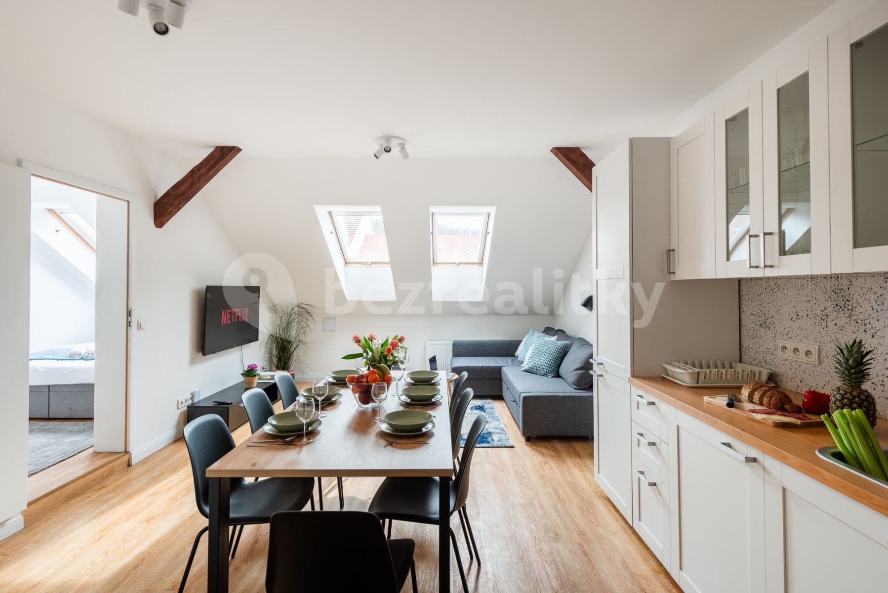 Pronájem bytu  75 m², Plzeňská, Praha, Praha