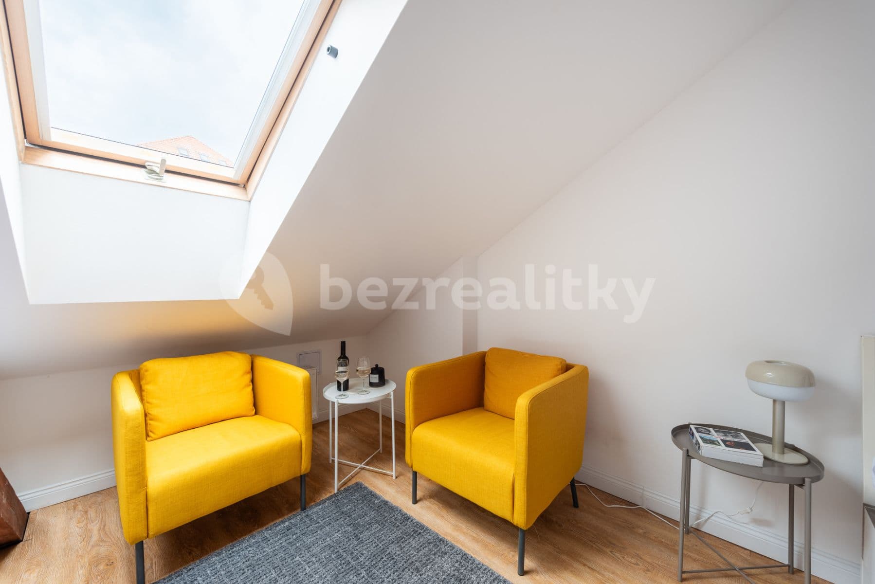 Pronájem bytu  75 m², Plzeňská, Praha, Praha