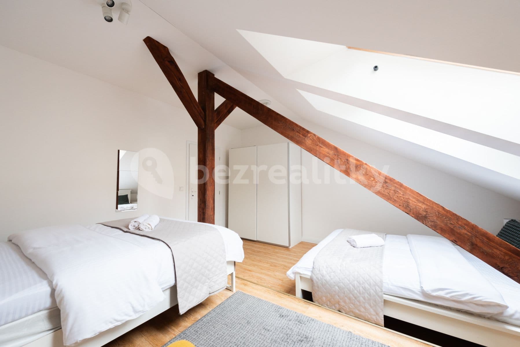Pronájem bytu  75 m², Plzeňská, Praha, Praha