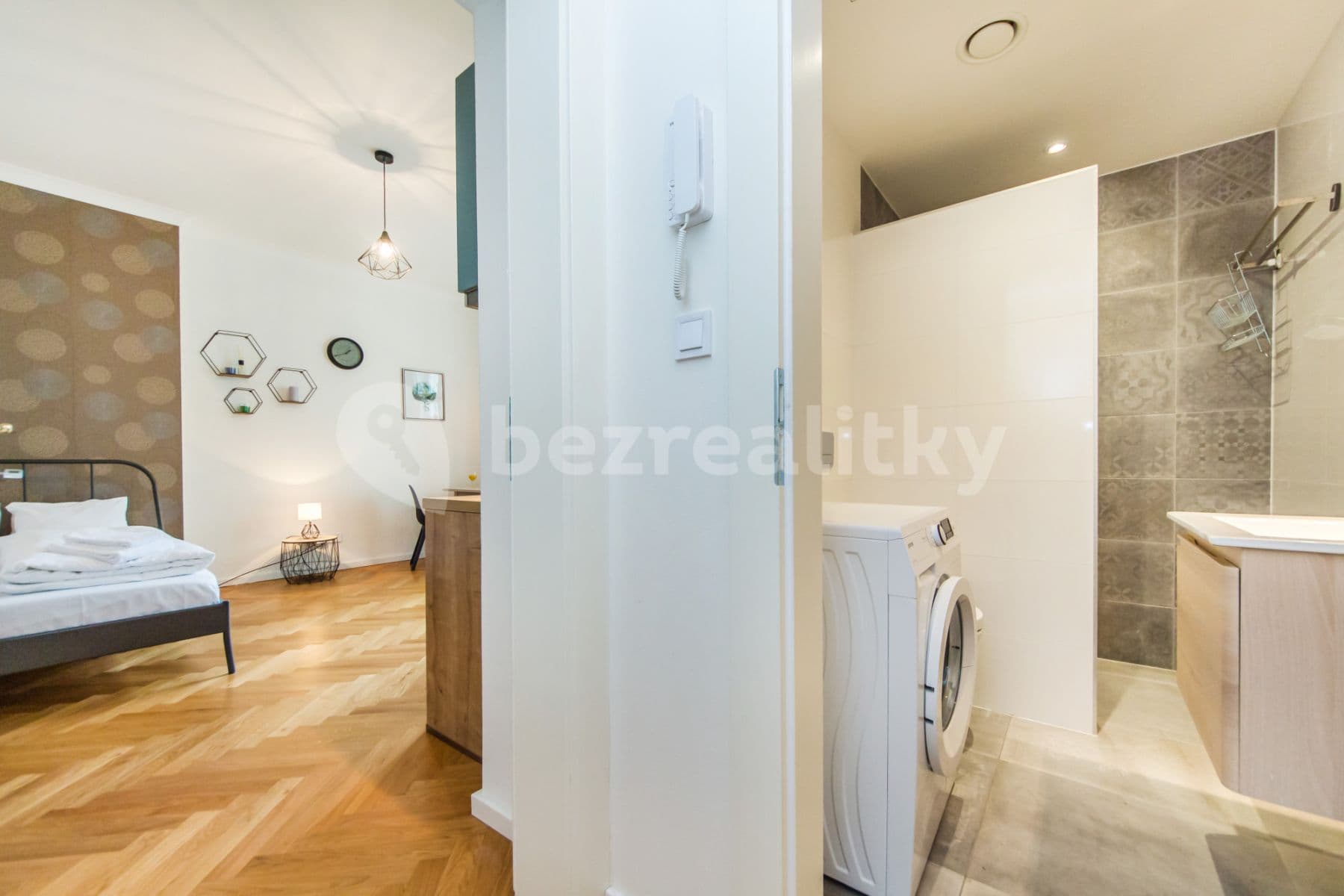 Pronájem bytu  29 m², Slavíkova, Praha, Praha