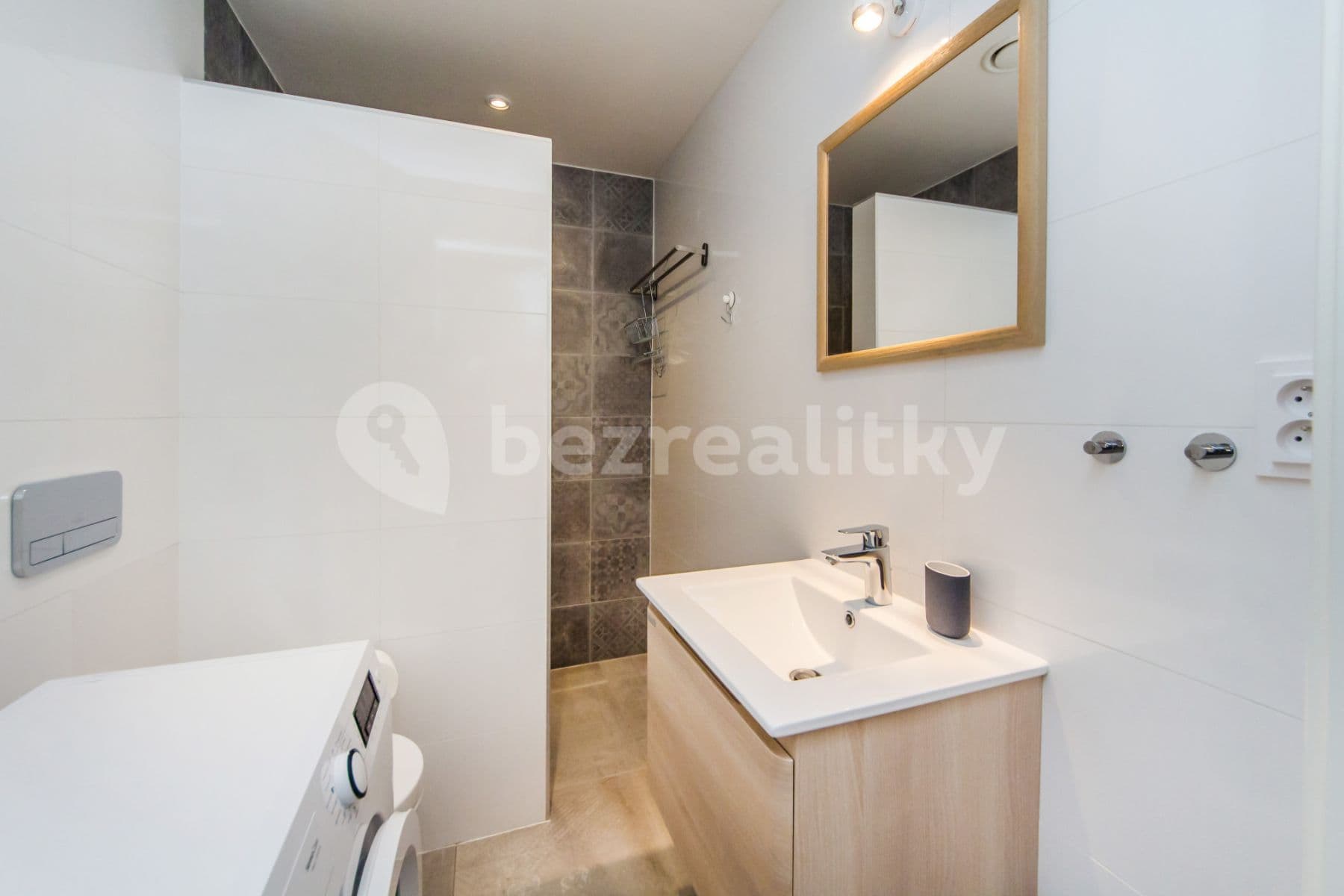 Pronájem bytu  29 m², Slavíkova, Praha, Praha
