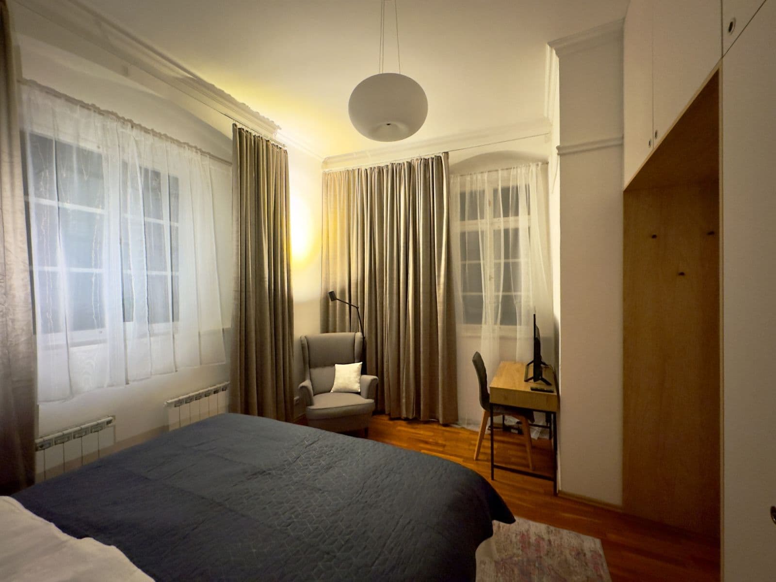 Pronájem bytu  40 m², Mostecká, Praha, Praha