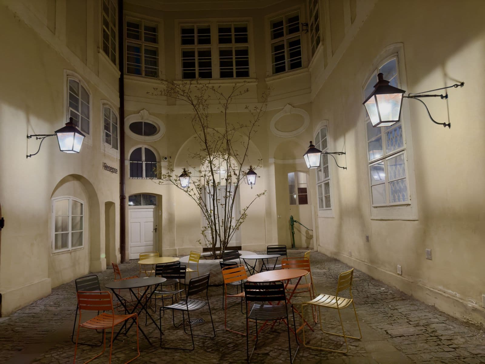 Pronájem bytu  40 m², Mostecká, Praha, Praha