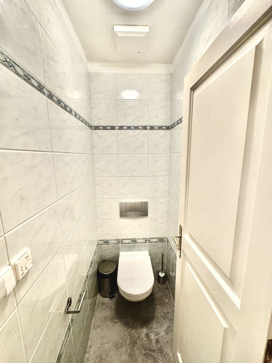 Pronájem bytu  40 m², Mostecká, Praha, Praha