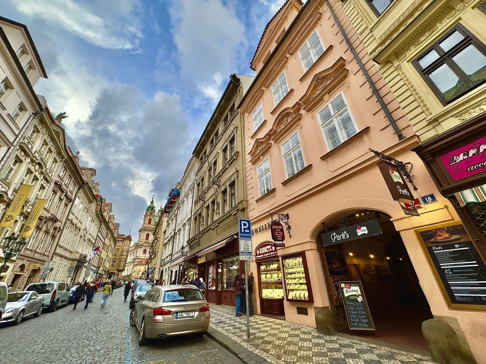 Pronájem bytu  40 m², Mostecká, Praha, Praha