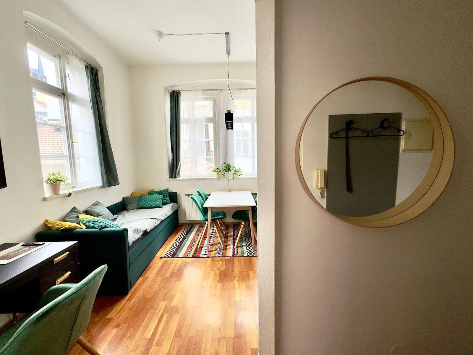 Pronájem bytu  40 m², Mostecká, Praha, Praha