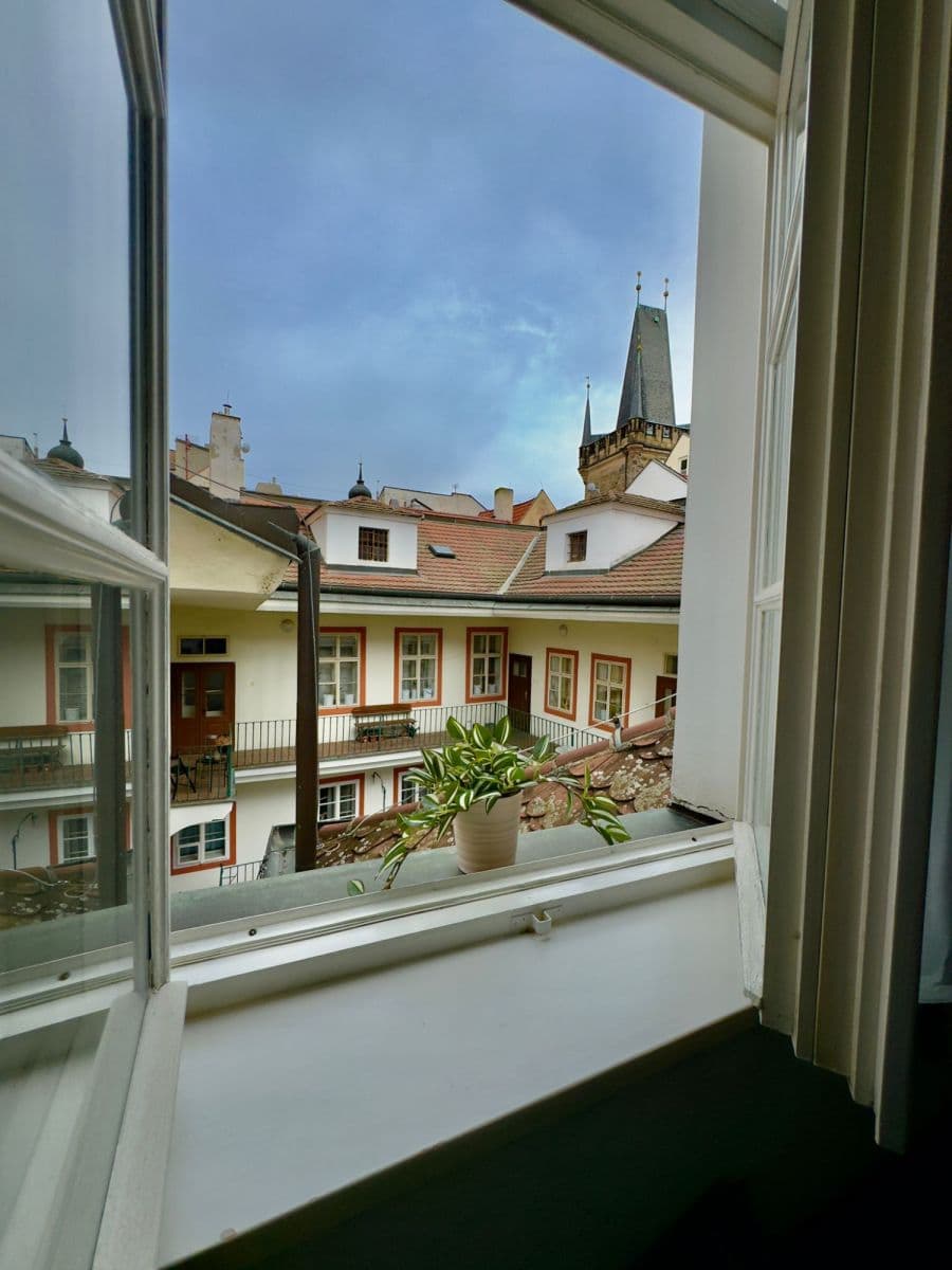 Pronájem bytu  40 m², Mostecká, Praha, Praha