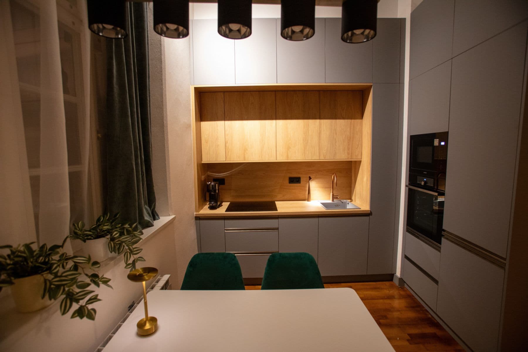 Pronájem bytu  40 m², Mostecká, Praha, Praha
