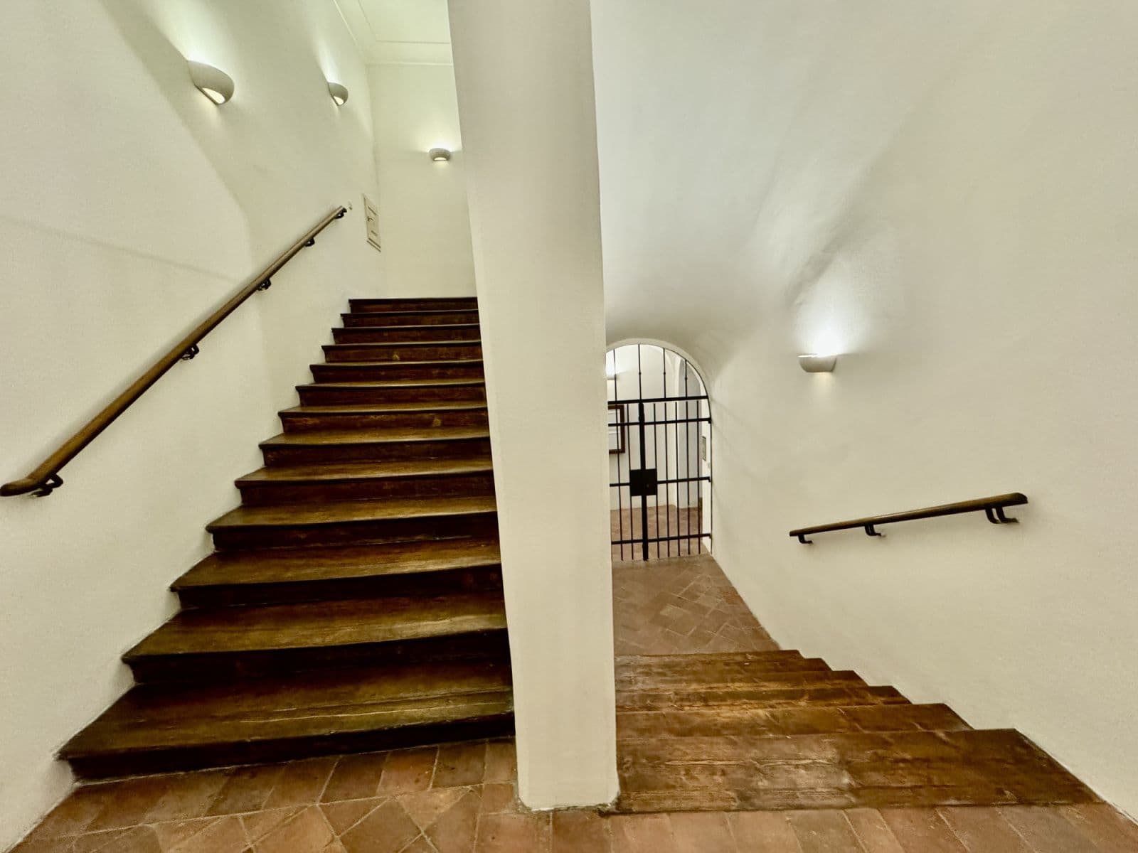 Pronájem bytu  40 m², Mostecká, Praha, Praha